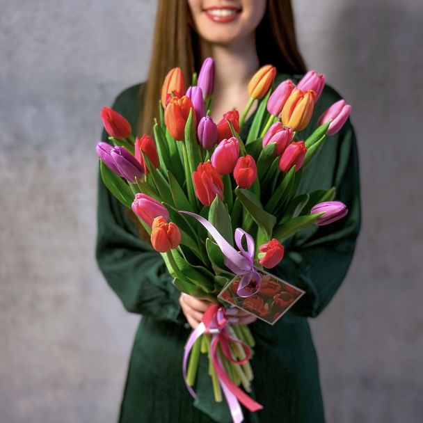 Букет из 25 тюльпанов микс с открыткой