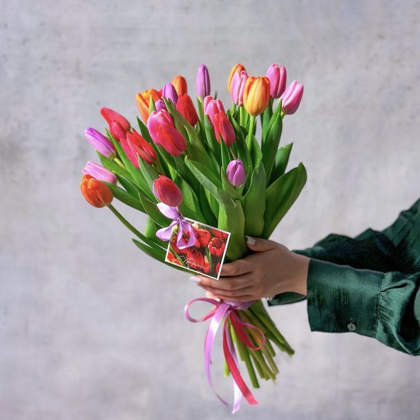 Букет из 25 тюльпанов микс с открыткой
