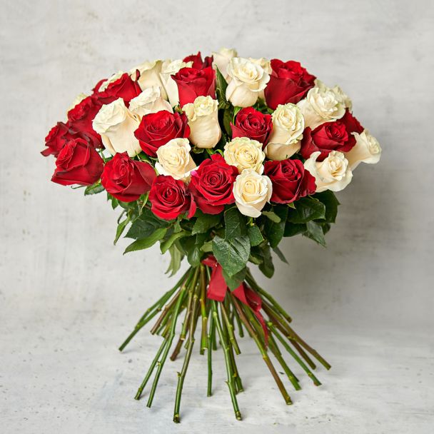 Букет из 51 красной и белой розы