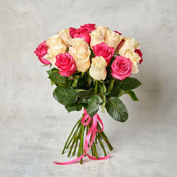 Букет из 25 белых и розовых роз