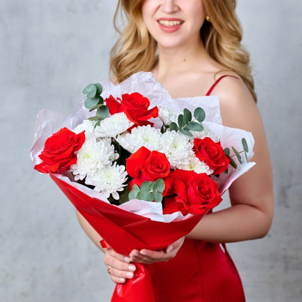 Букет из красных роз и хризантем