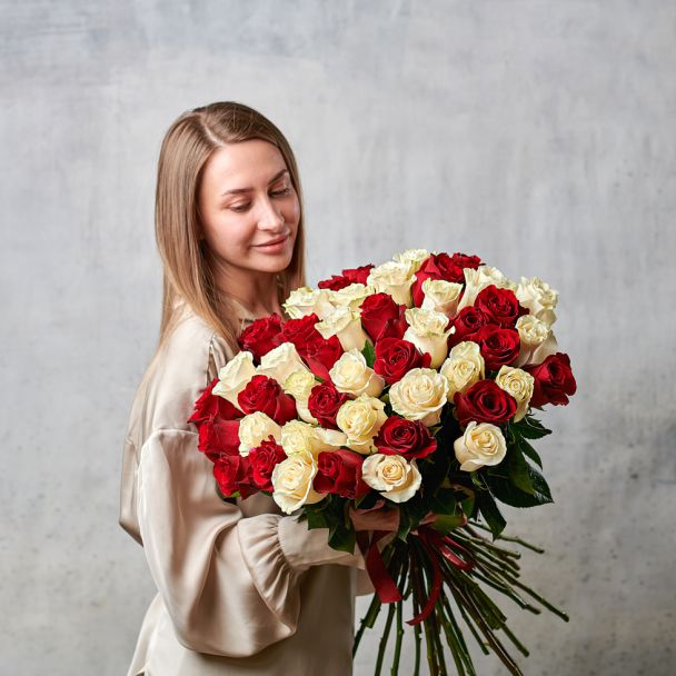 Букет из 51 красной и белой розы