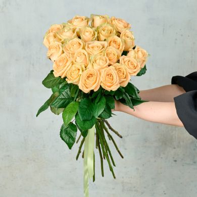 Букет из 25 кремовых Российских роз