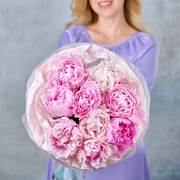 Букет из 9 пионов в упаковке